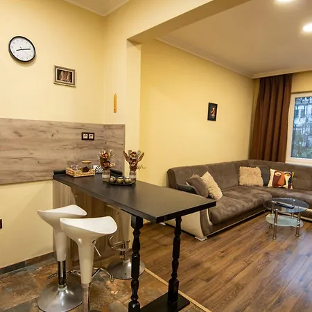 Comfort & Cozy In Center Apartment