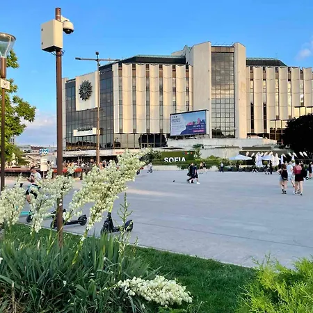 Comfort & Cozy In Center *