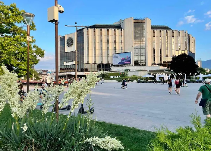 Comfort & Cozy In Center *