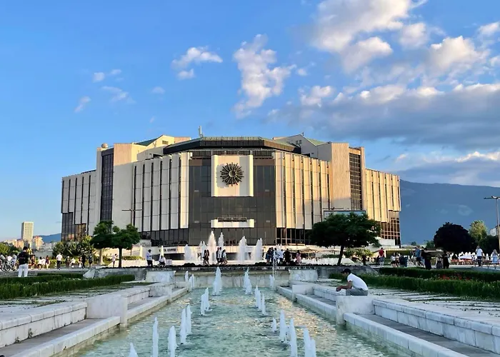 Comfort & Cozy In Center